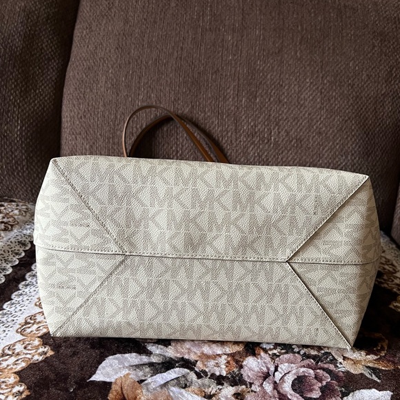 MICHAEL KORS Vanilla Signature Print Canvas Gold-Tone Snap Closure Tote Bag - Picture 8 of 10